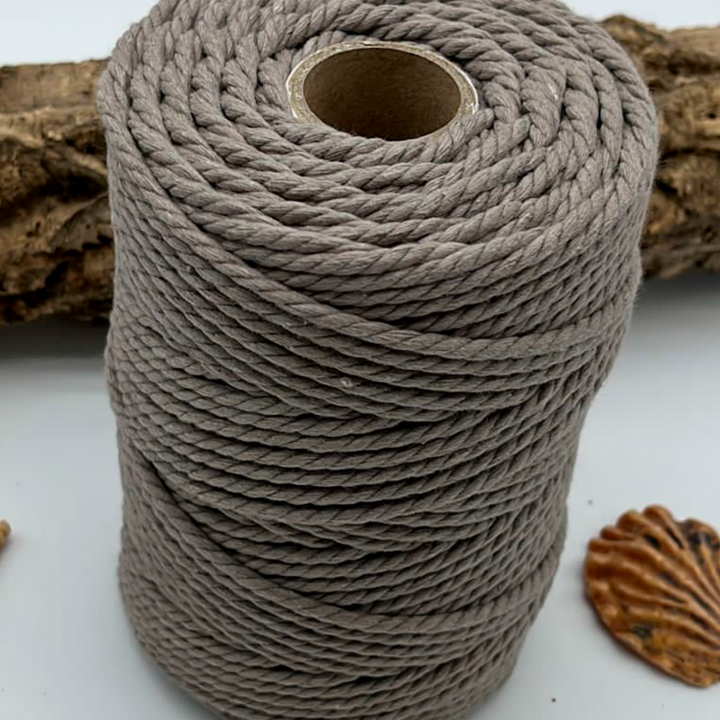 Macramé N3 50 metres de color gris marronós